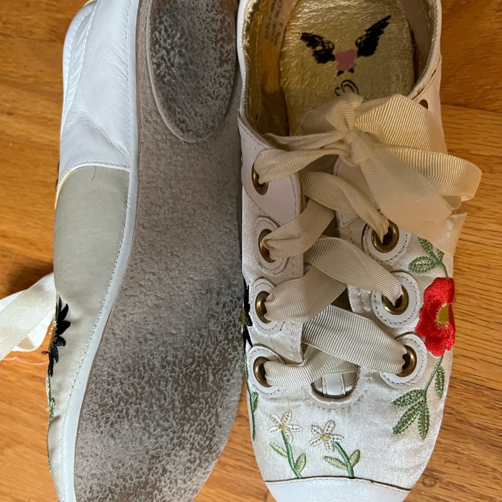 Adorable Penny Loves Kenny white leather with floral design sneakers size 6